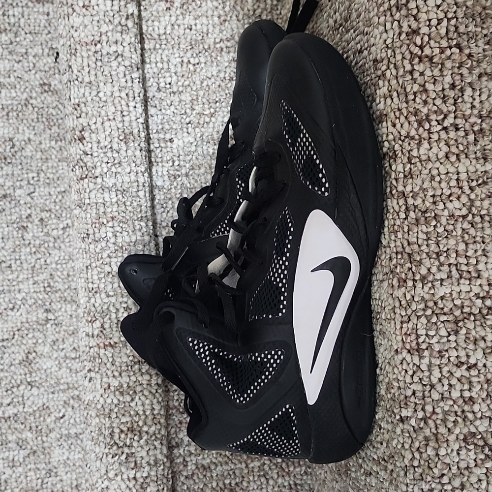 Black nike basketball shoes